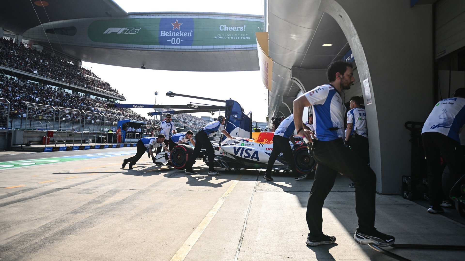 Racing Bulls condamné à une amende après un incident de quasi-collision dans la voie des stands avec Max Verstappen.