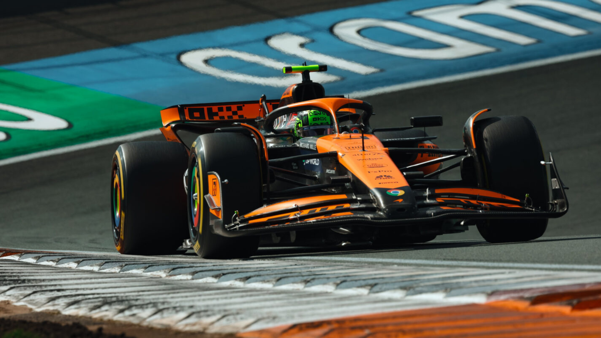 Lando Norris získal své první vítězství z pole position s 22sekundovým náskokem na Maxe Verstappena