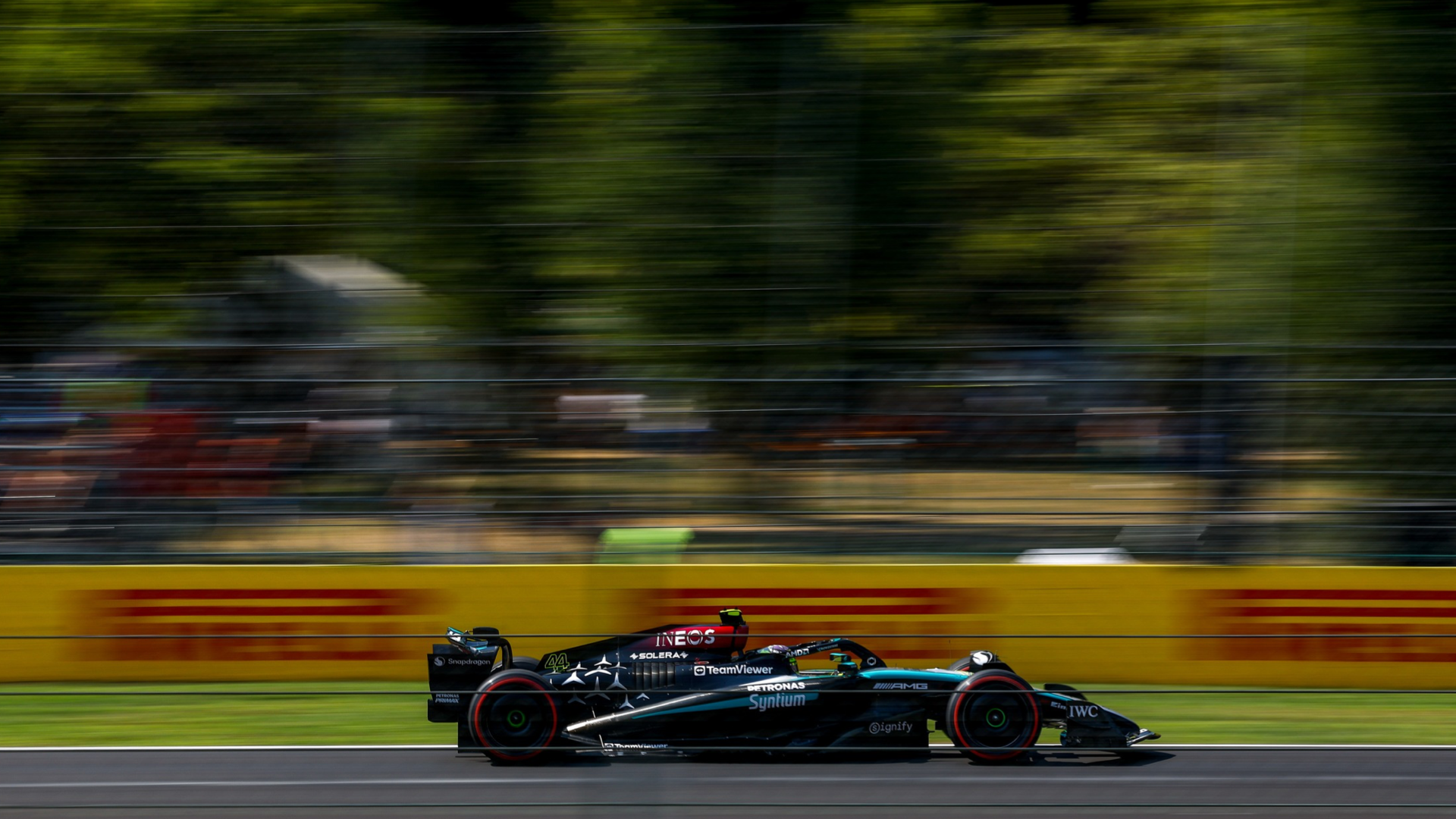 Los pilotos de Mercedes se enfrentan a un asiento "ridículamente tostado" durante los entrenamientos libres del viernes en Monza