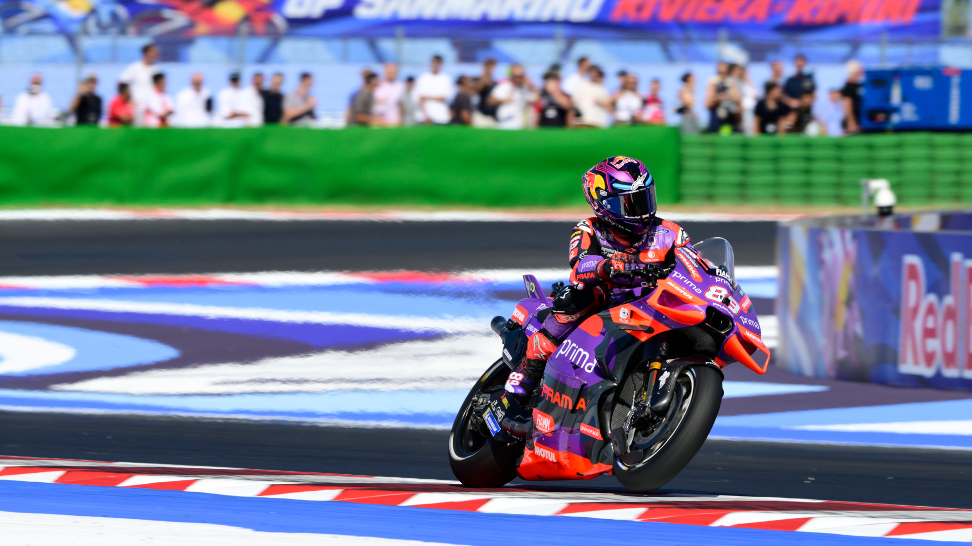 Jorge Martín amplía su ventaja en el Campeonato con una sorprendente victoria al sprint en Misano