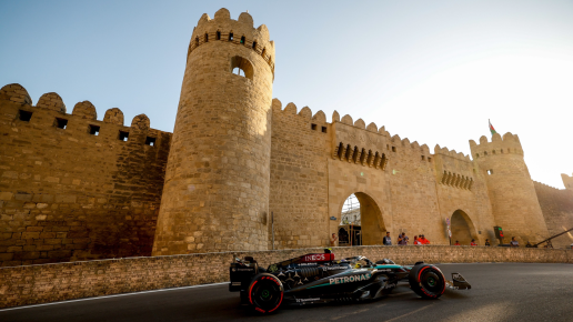 Esteban Ocon en Lewis Hamilton starten de Grand Prix van Azerbeidzjan vanuit de pitstraat