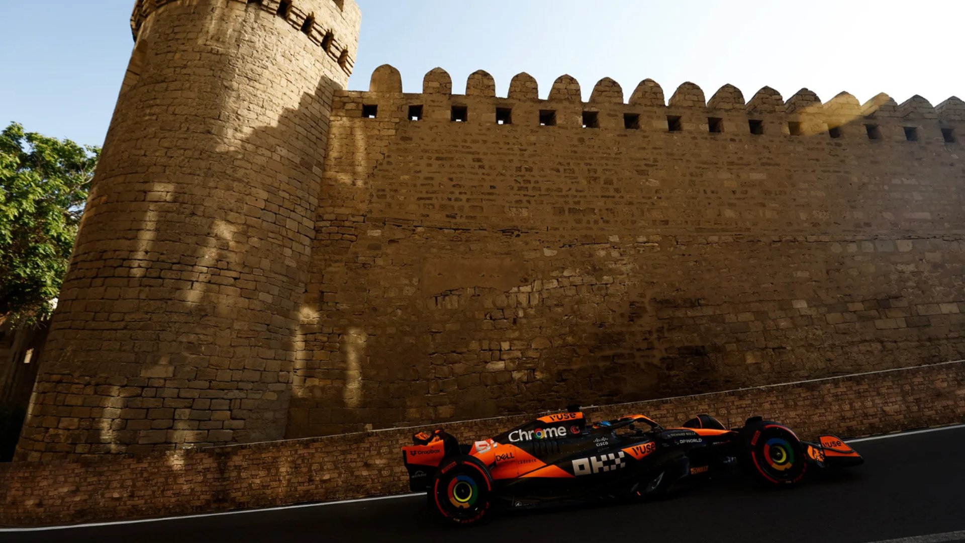 Oscar Piastri se impone a Charles Leclerc y consigue la segunda victoria de su carrera.